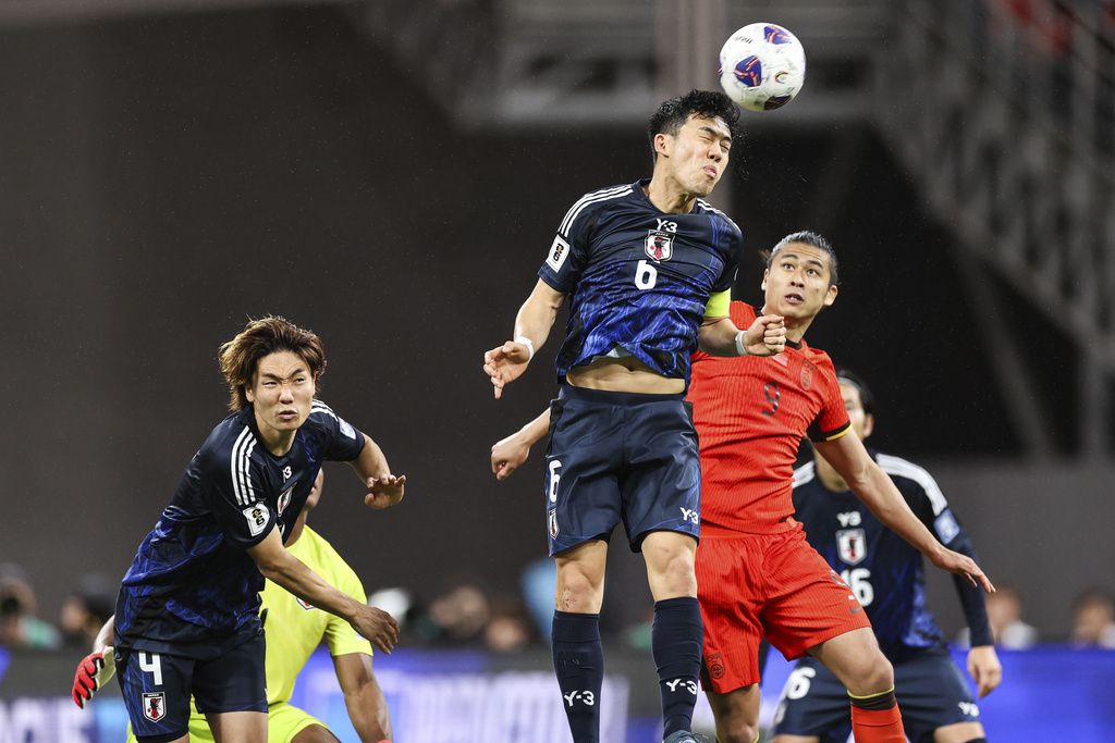 老队友见面，埃泽和奥利塞赛后交换了球衣