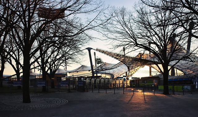 NBA：勇士主场险胜小牛