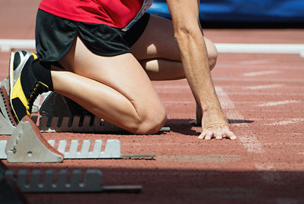 足协杯赛前举办垫场赛，张凌峰等四名成年球员对阵五十名小球员